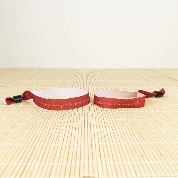 Pack de dos pulseras hilo rojo, foto de ambiente. Pack de dos pulseras hilo rojo, foto de ambiente.