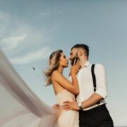 Retrato de pareja mirando el uno al otro de cielo azul.