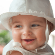 Retrato de un niño algunos meses en el día de su bautismo