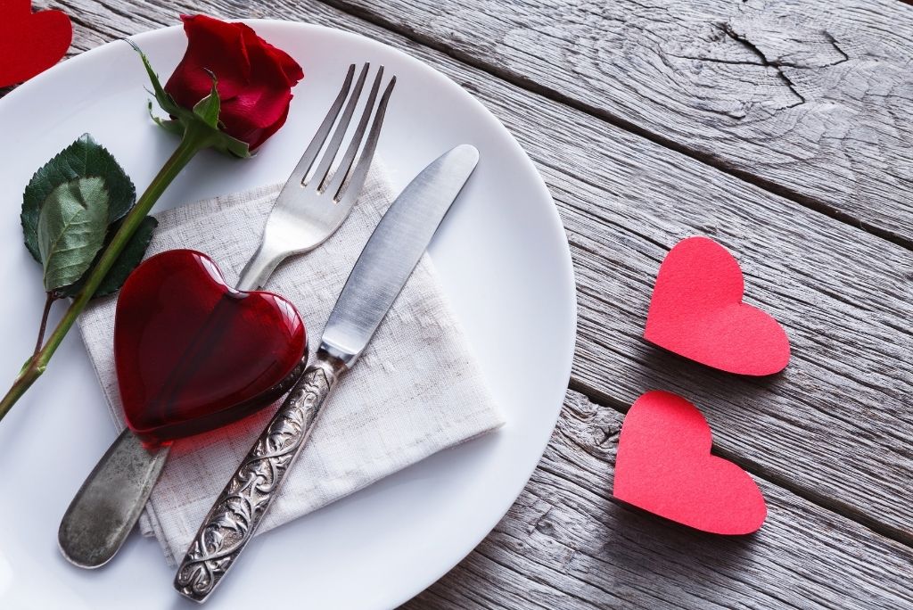 mesa decorativa de san valentin con corazones y rosa