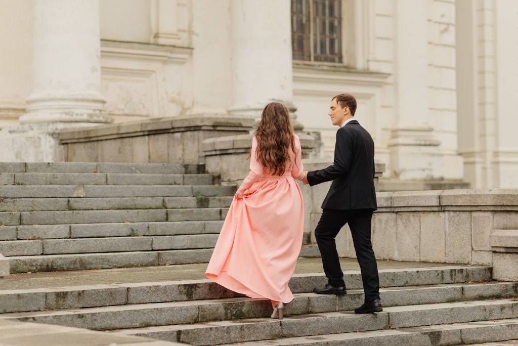 pareja de enamorados subiendo las escaleras de un castillo