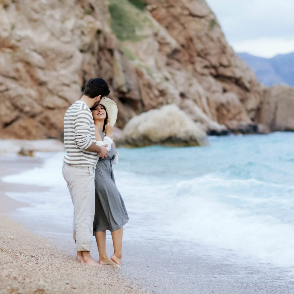 pareja en la playa abrazados en un momento romántico